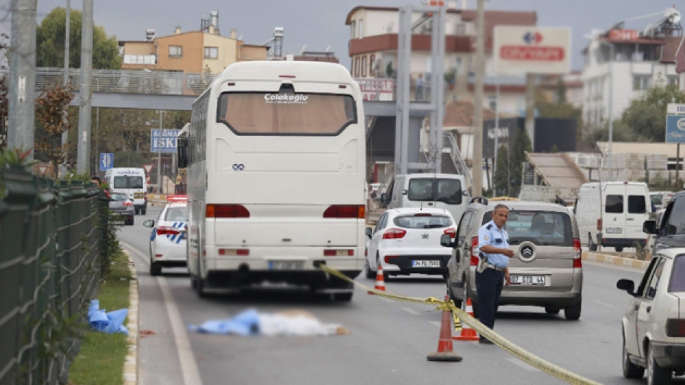 Antalya'da 35 Yaşındaki Kadın Otobüs Altında Kaldı