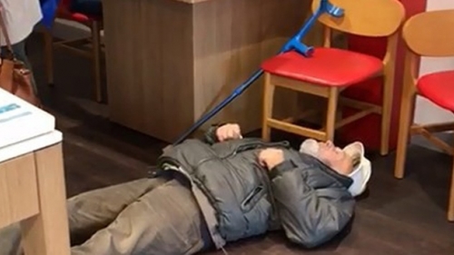 Faturasını Duyan Dede Bayıldı Bayi Yetkilileri İzlemekle Yetindi