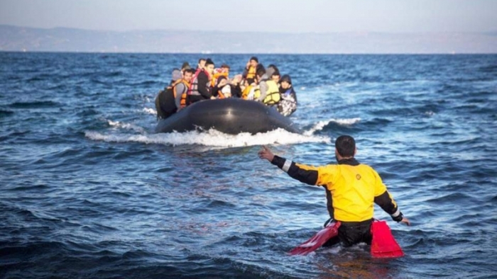 İzmir'de göçmen teknesi battı en az iki göçmen hayatını kaybetti