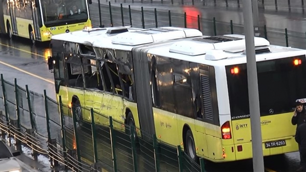 Metrobüse Servis Aracı Çarptı Çok Sayıda Yaralı Var