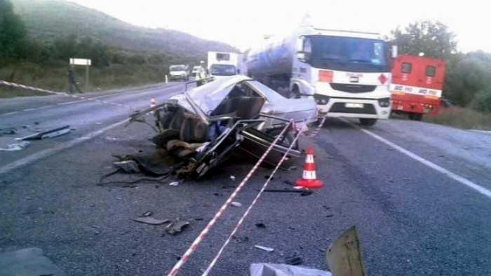 Minibüs Otomobili Parçaladı 1 Ölü, 14 Yaralı