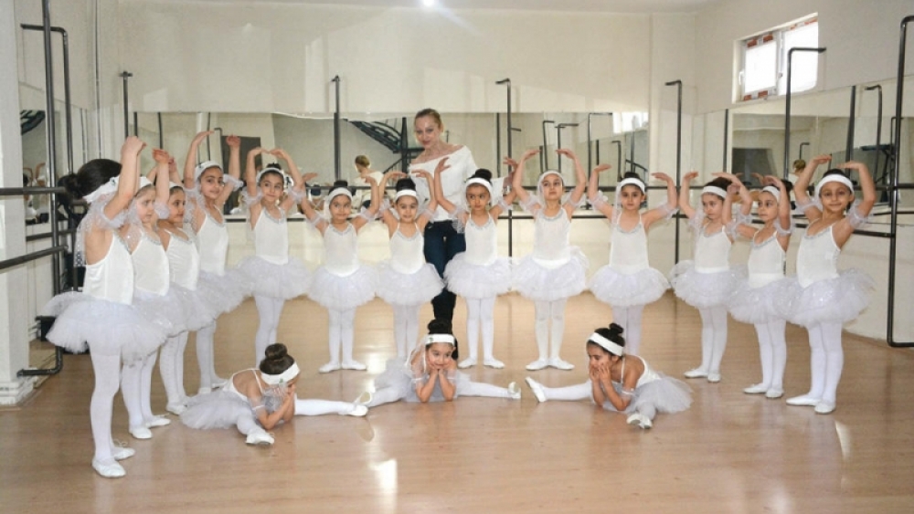 Rus dansçı mini Türk balerinleri eğitiyor