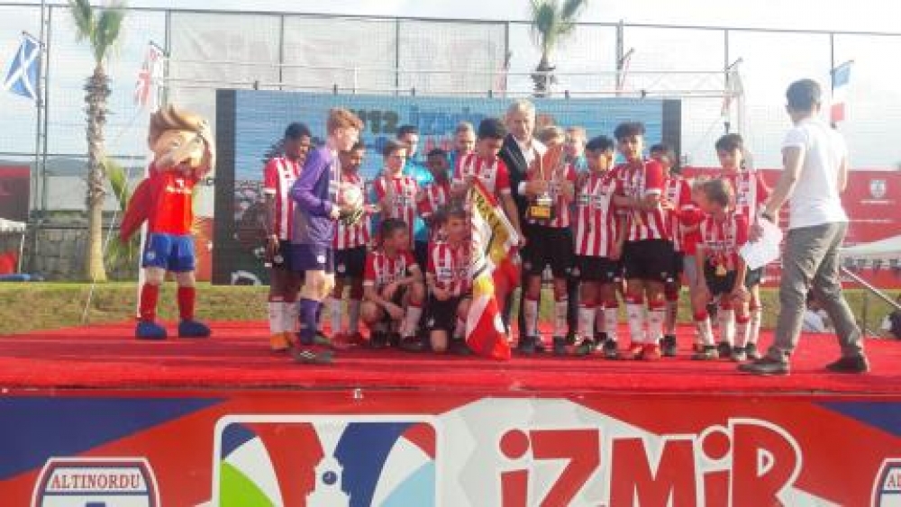Servet Yardımcı, U12 İzmir Cup ödül törenine katıldı