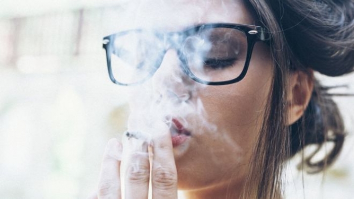 Sigara içmek 'gözlere ve ciğerlere zarar verir'