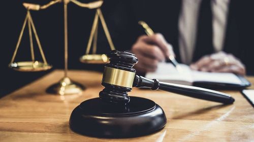 Boşanma Davalarında Bilirkişi Raporunun ve Nafaka Belirleme Sürecinin Hukuki Analizi