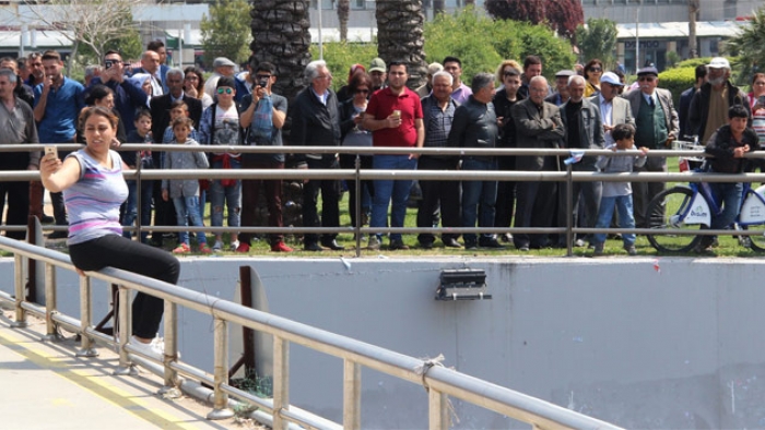 Atlamak İsteyen Kadına Çevreden Destek Geldi